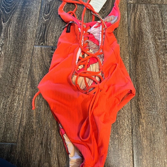 Red reversible maaji one peice - Picture 3 of 12